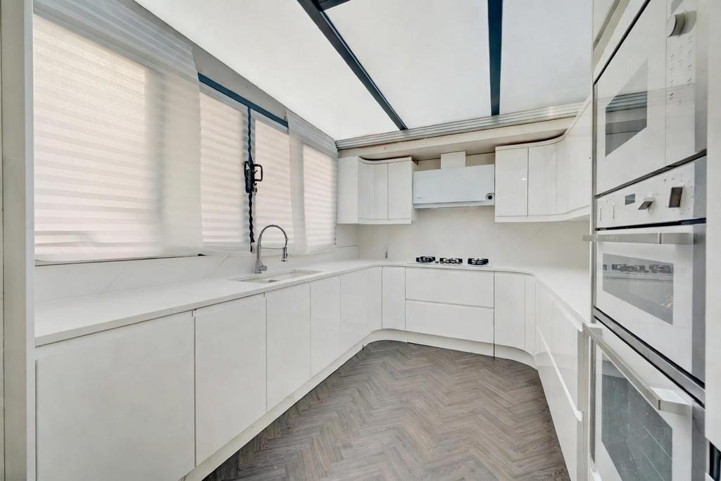Kitchen 2.jpg