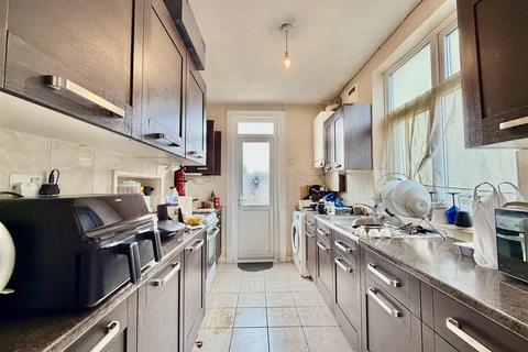 undefined, Bath Road, Cranford TW5