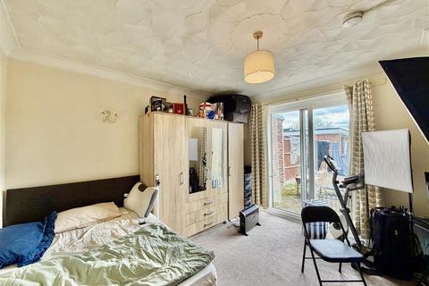 undefined, Bath Road, Cranford TW5