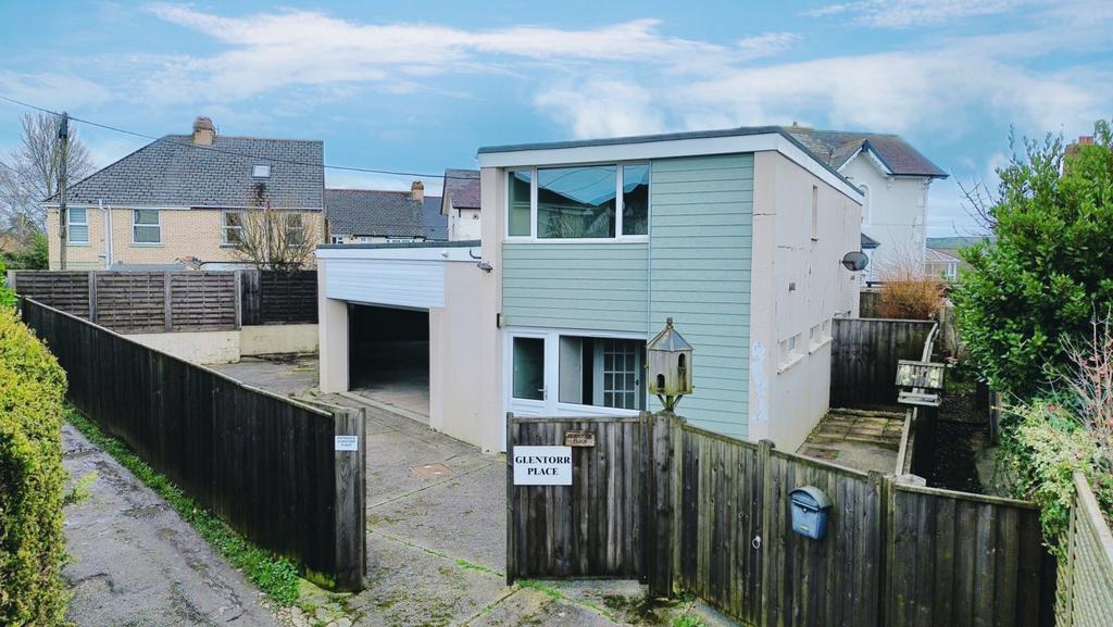 Interesting family home with large workshop and l