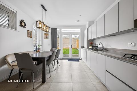 4 bedroom end of terrace house for sale, Helios Way, Barnet