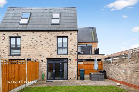 4 bedroom end of terrace house for sale, Helios Way, Barnet