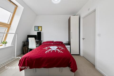 4 bedroom end of terrace house for sale, Helios Way, Barnet