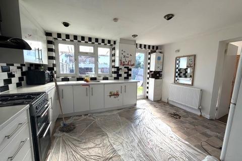 4 bedroom semi-detached house to rent, Boxtree Lane, HA3