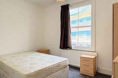 1 bedroom apartment to rent, Ladbroke Crescent