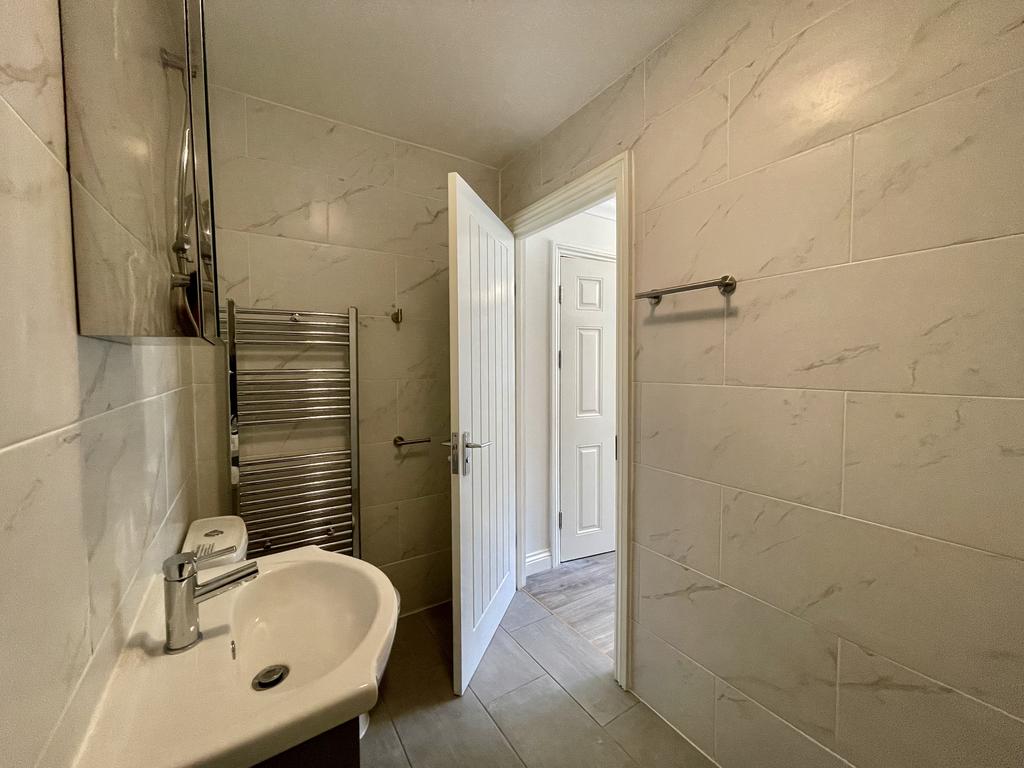 Room 5 Ensuite (2)