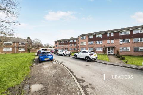 3 bedroom flat to rent, Le May Close, Horley, Surrey, RH6