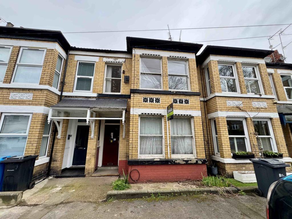 Three bedroom mid-terrace house - For sale by auc