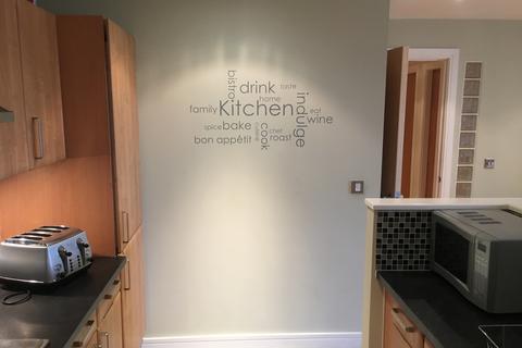 2 bedroom apartment to rent, Cromwell Court, Leeds, LS10