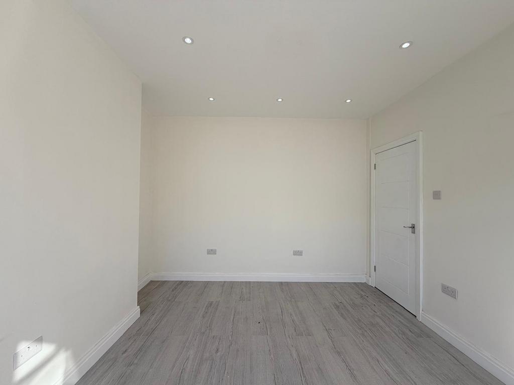 4 Bed End of Terrace to Rent