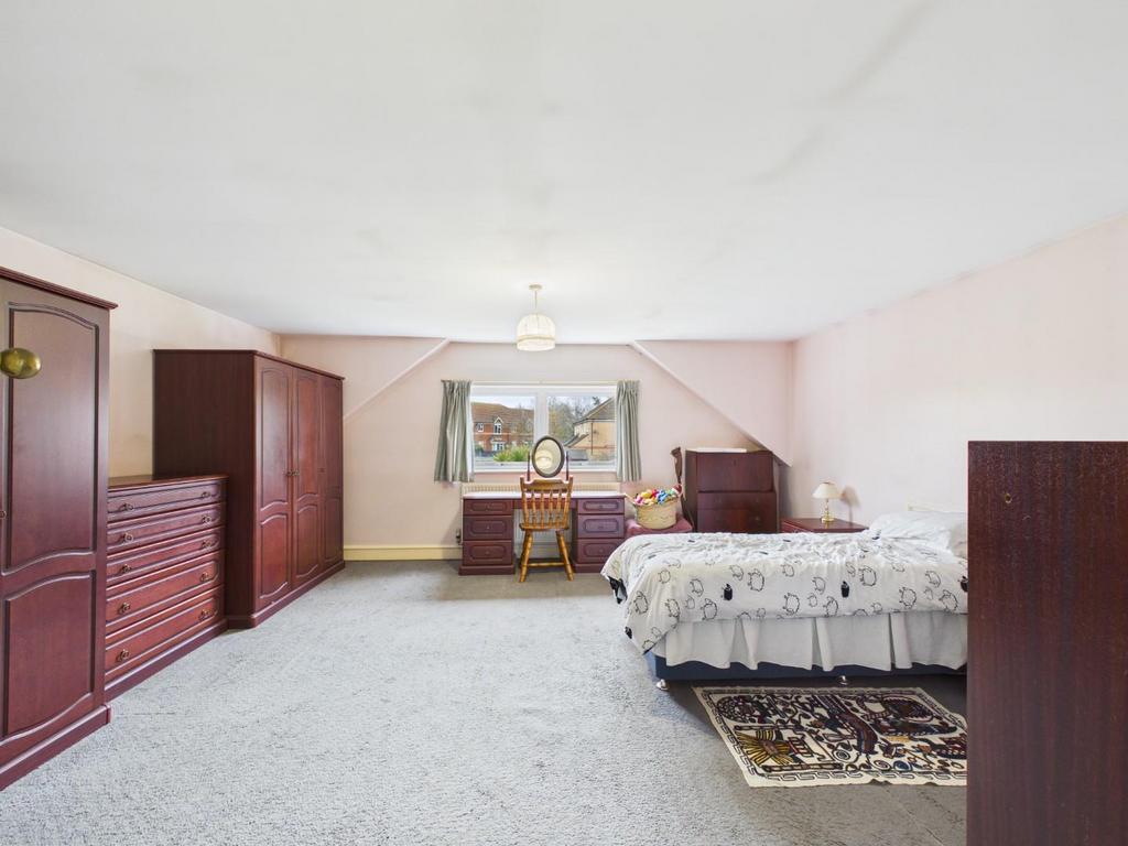 145 Hythe Road Bed 1.jpg