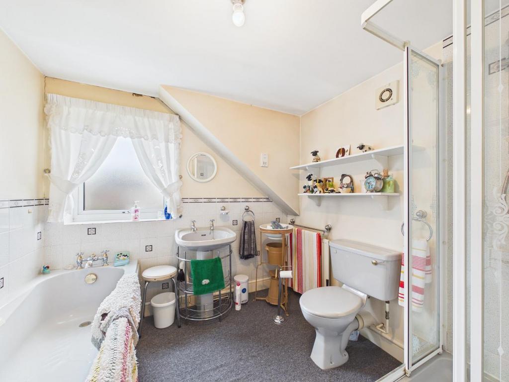 145 Hythe Road Bathroom.jpg