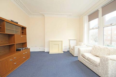 3 bedroom flat to rent, Connaught Road, London N4