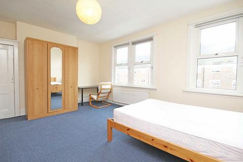 3 bedroom flat to rent, Connaught Road, London N4