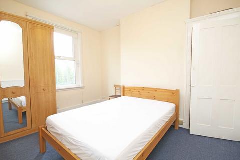 3 bedroom flat to rent, Connaught Road, London N4