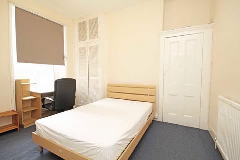 3 bedroom flat to rent, Connaught Road, London N4