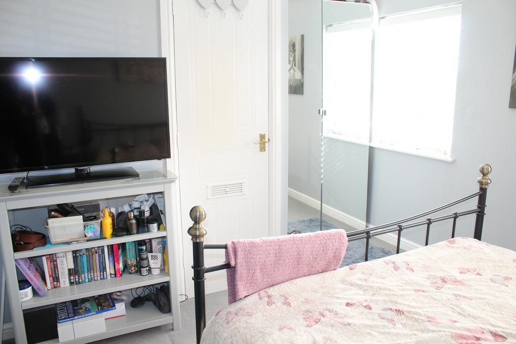 Bedroom 1 Picture 3