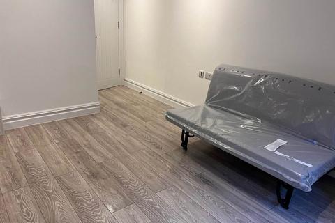 Studio to rent, High Street, Acton