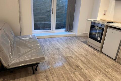 Studio to rent, High Street, Acton