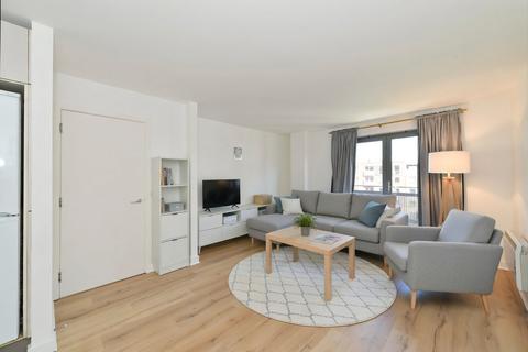 2 bedroom flat to rent, Deals Gateway, London, SE13