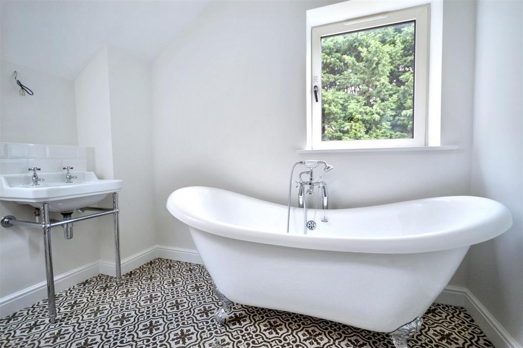 Ensuite Bathroom (3).jpeg