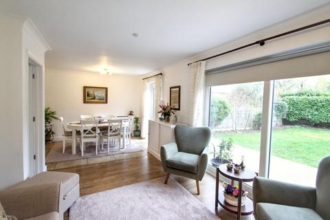 3 bedroom semi-detached house to rent, Hutton Close, Woodford Green, IG8