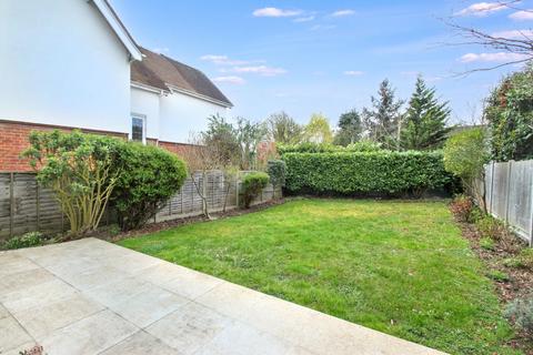 3 bedroom semi-detached house to rent, Hutton Close, Woodford Green, IG8