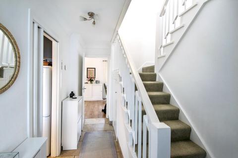 3 bedroom semi-detached house to rent, Hutton Close, Woodford Green, IG8