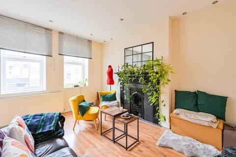 2 bedroom flat to rent, Tottenham Lane London N8