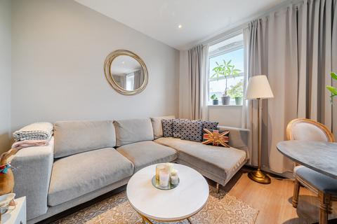 2 bedroom flat to rent, Guildford Street, Chertsey, Surrey, KT16