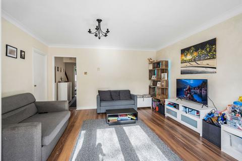 2 bedroom flat for sale, Oakdene Close, Pinner, HA5 4EQ
