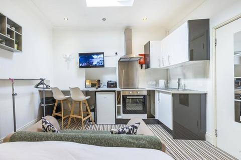 Studio to rent, Studd Street, London N1