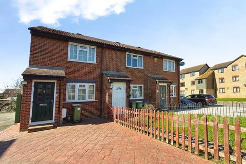2 bedroom semi-detached house to rent, Halifield Drive Belvedere DA17