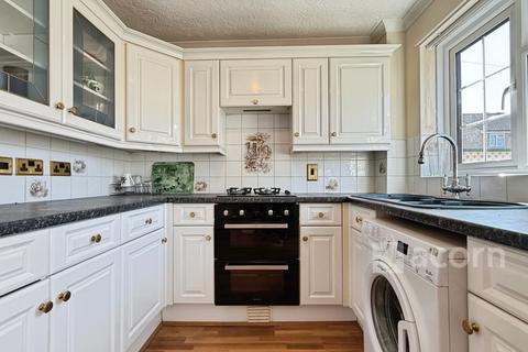 2 bedroom semi-detached house to rent, Halifield Drive Belvedere DA17