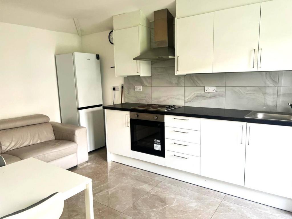 Flat to rent Redden Court Road, Romford RM3