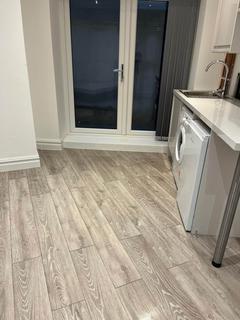 Studio to rent, Alfred Road, London