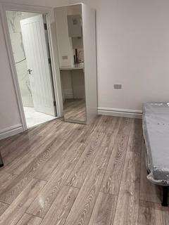 Studio to rent, Alfred Road, London