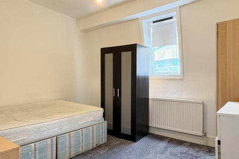1 bedroom apartment to rent, Ladbroke Crescent