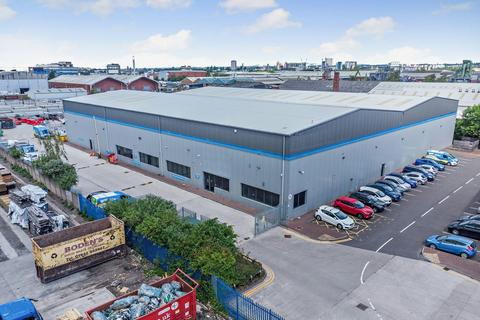 Distribution warehouse to rent, 62 Mosley Road Trafford Park, Manchester, M17 1NB Park Manchester M17 1PB