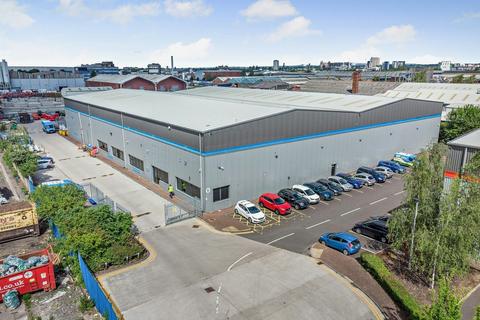 Distribution warehouse to rent, 62 Mosley Road Trafford Park, Manchester, M17 1NB Park Manchester M17 1PB
