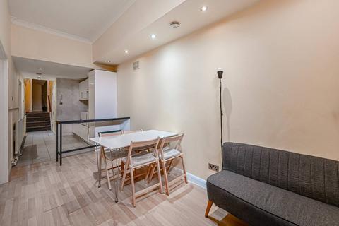 3 bedroom flat to rent, Cornwall Gardens, South Kensington, London, SW7