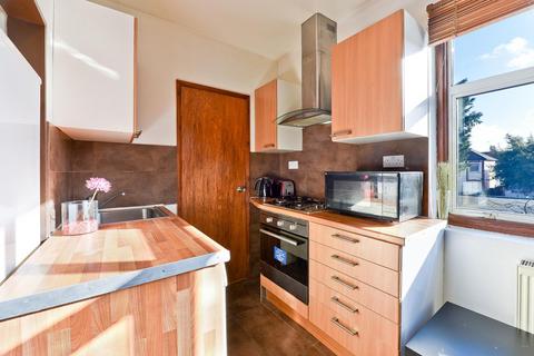 2 bedroom flat to rent, Flat 3  264 Hampton Road Ilford IG1 1PN
