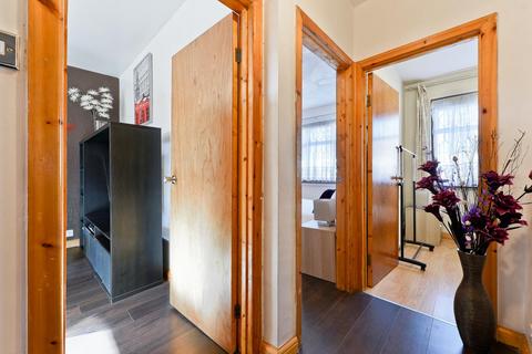 2 bedroom flat to rent, Flat 3  264 Hampton Road Ilford IG1 1PN