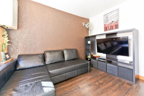2 bedroom flat to rent, Flat 3  264 Hampton Road Ilford IG1 1PN