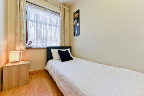 2 bedroom flat to rent, Flat 3  264 Hampton Road Ilford IG1 1PN