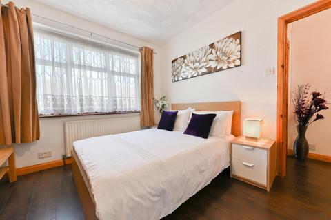 2 bedroom flat to rent, Flat 3  264 Hampton Road Ilford IG1 1PN