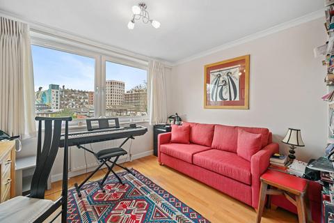 2 bedroom flat for sale, Justin Close, Brentford