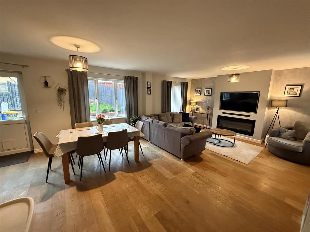 Living Room / Dining Room