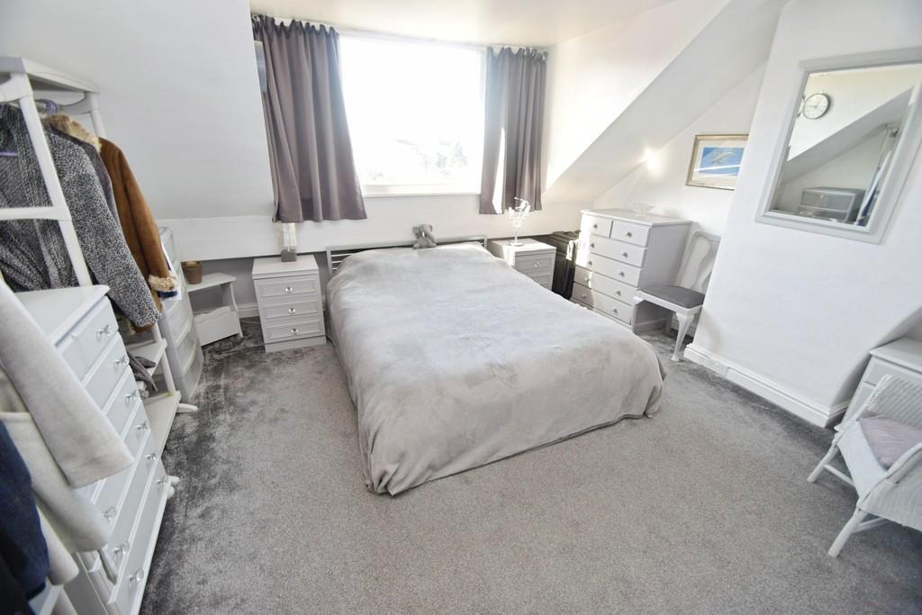 Dad110b1-Bedroom 204
