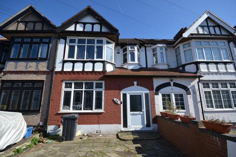 4 bedroom terraced house to rent, Ilfracombe Gardens, Romford